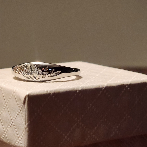 Sterling silver Engraved Ring, Flowers Ring - Picture 2 of 4